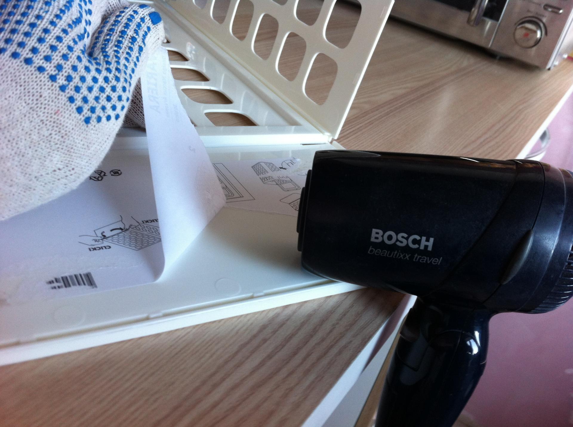 Comment retirer un autocollant d'un meuble à la maison, comment éliminer rapidement les traces avec des moyens improvisés et des préparations spéciales?