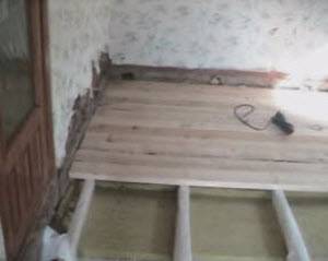 Planchers d'eau chaude sur un plancher en bois: caractéristiques de la pose du système sur une base en bois