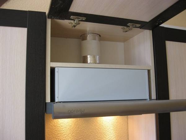 Ventilation dans les maisons avec cuisinières à gaz: règles et réglementations pour organiser un échange d'air stable