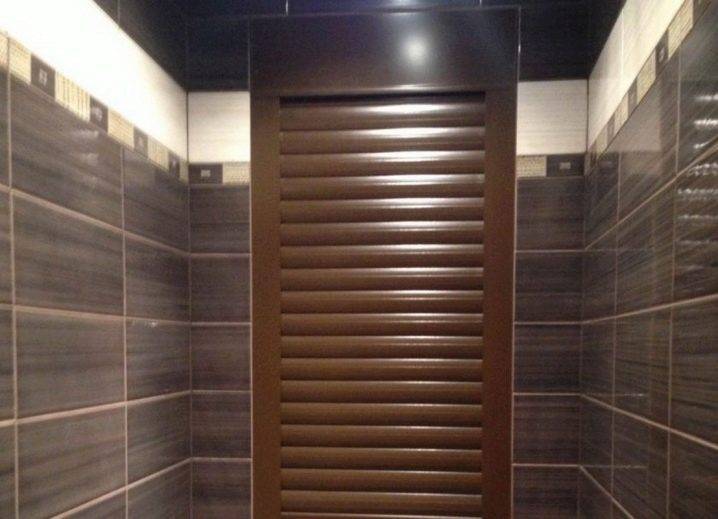 Comment fermer les tuyaux dans les toilettes: comment cacher et cacher au mieux le pipeline