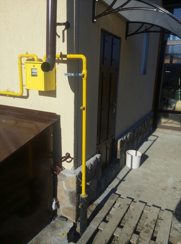 Gazéification autonome d'une maison privée: agencement d'un système d'alimentation en gaz avec des bouteilles et un réservoir de gaz