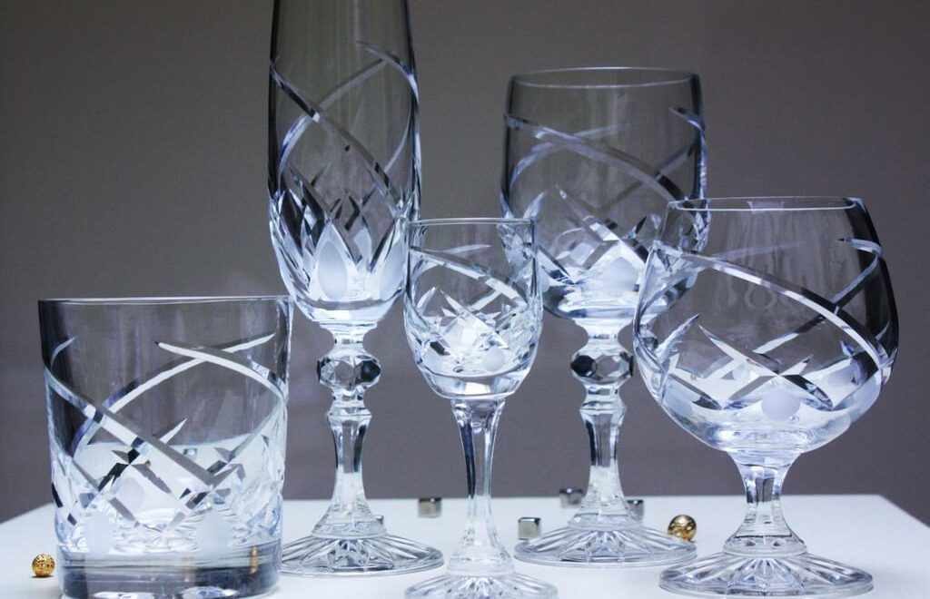 Comment laver le cristal pour qu'il brille à la maison: comment laver les plats en cristal pour les faire briller, comment les nettoyer, par quels moyens