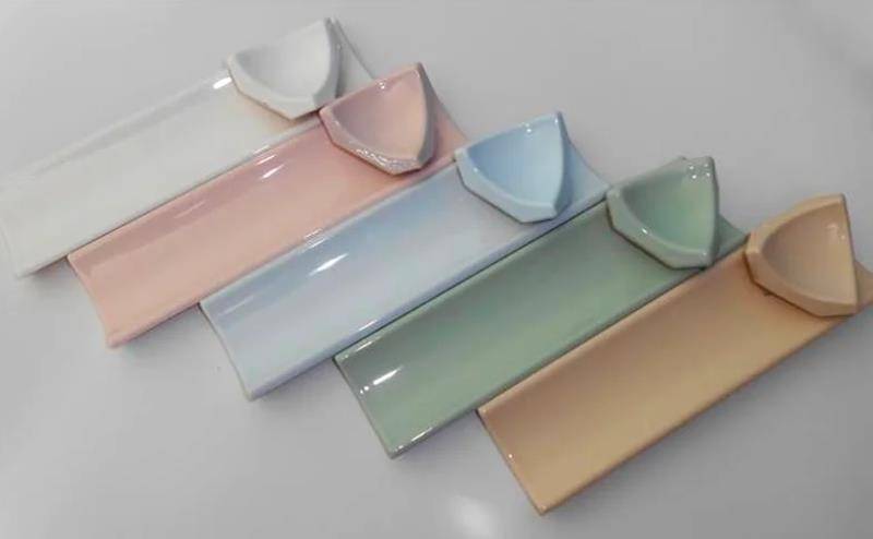 Comment coller une bordure sur une baignoire: nous démontons les options en céramique et en plastique