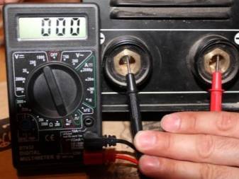 Comment vérifier la tension dans une prise avec un multimètre: règles de mesure