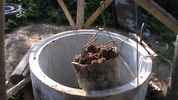 Faire un puits à la campagne de vos propres mains : 5 meilleures idées d'options de revêtement et de décoration