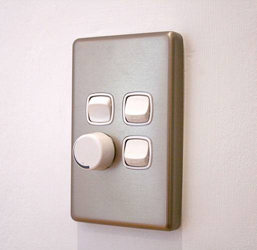 Comment choisir et connecter correctement un interrupteur à trois gangs