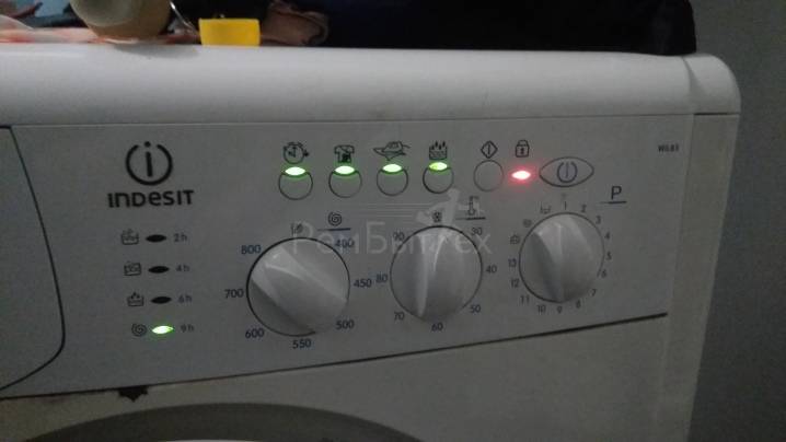 Dysfonctionnements de la machine à laver Indesit: comment déchiffrer les codes d'erreur et réparer
