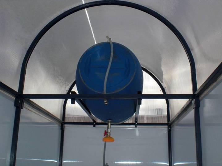 Douche d'été en polycarbonate : instructions de conception étape par étape