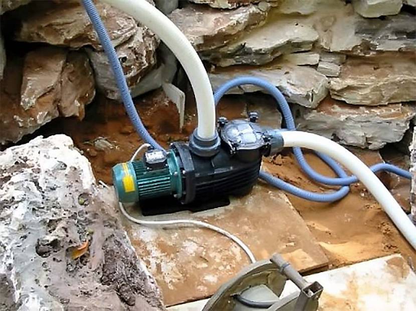 Fontaine à faire soi-même: un schéma utilisant une pompe