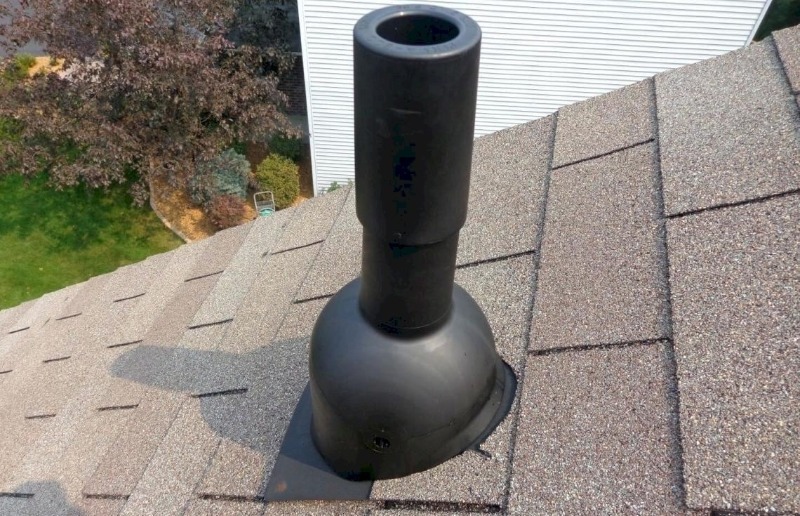 Installation d'un tuyau d'égout pour l'assainissement: nous ventilons correctement