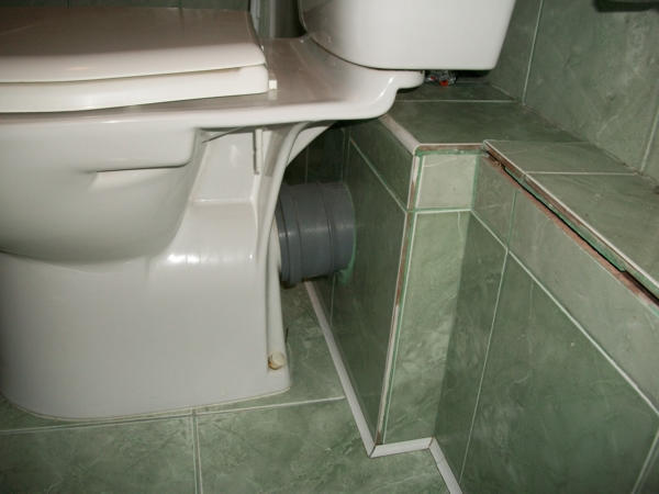 Construction d'une branche d'égout à travers la pièce