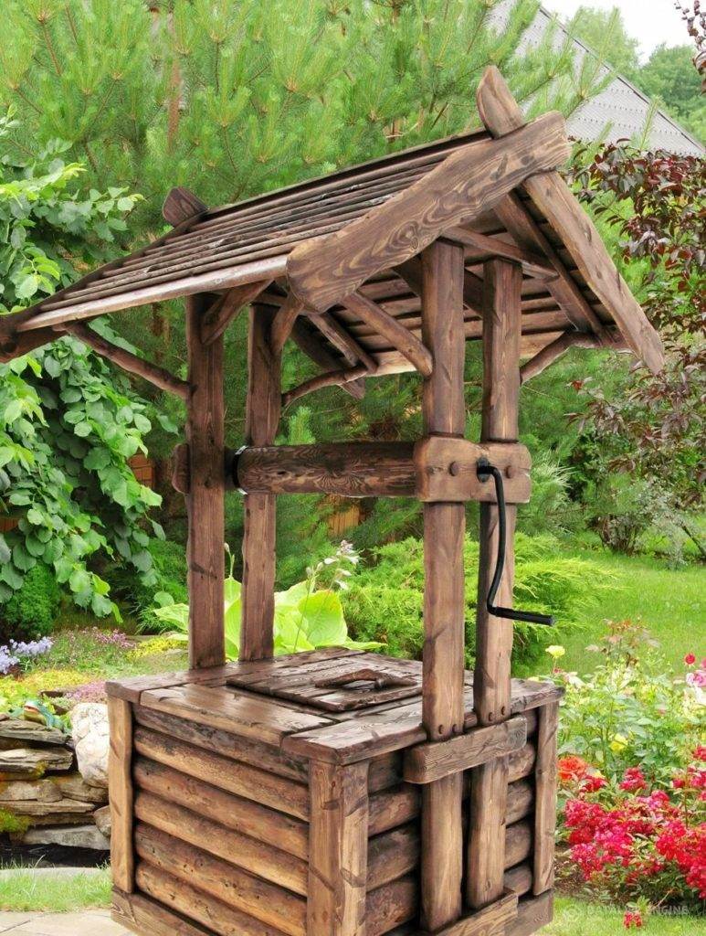 Comment construire soi-même une maison en bois pour un puits: une sélection des meilleures idées et un exemple de construction