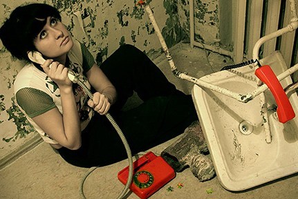 Pourquoi le réfrigérateur cogne : recherche des causes et des méthodes pour éliminer les cognements