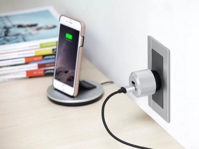 Est-il possible de laisser le chargeur sans téléphone dans la prise : trois mythes contre une vérité