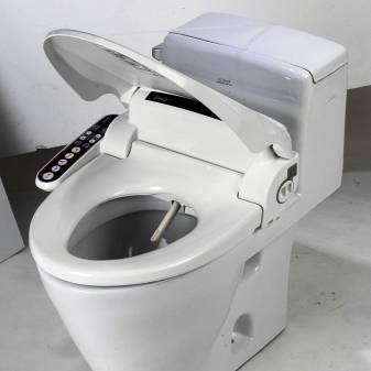 Aperçu comparatif du couvercle du bidet, de la tête du bidet et de la fixation du bidet et de leur connexion