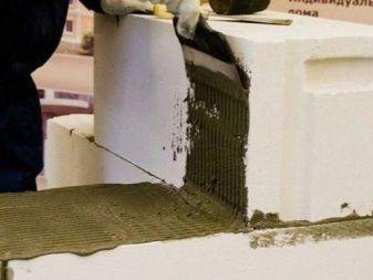 Consommation de colle des parpaings en béton cellulaire au 1m3 : exemples de calculs + conseils pour le choix d'une colle