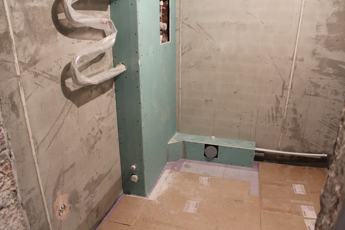 Comment cacher les tuyaux dans la salle de bain: cacher les conduites d'eau dans le mur, comment poser correctement les tuyaux d'égout dans la salle de bain