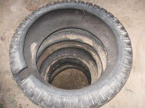Construction d'une fosse de vidange à partir de pneus - analyse de la technologie de l'appareil