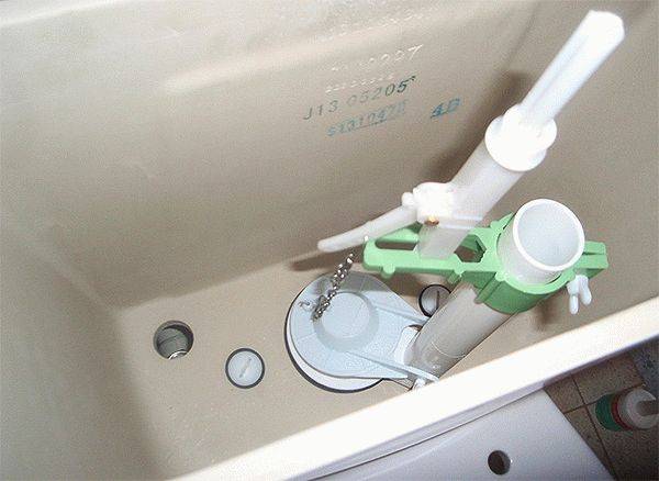 Comment régler le flotteur pour les toilettes et le changer si nécessaire