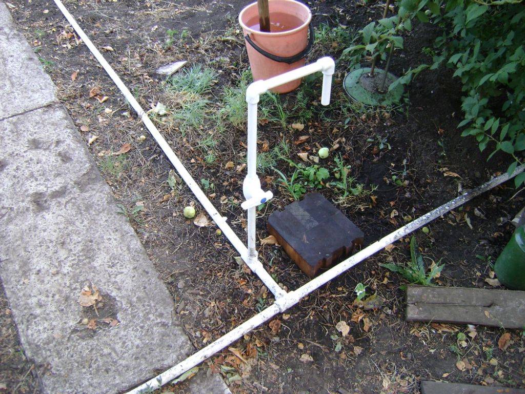 Comment faire de la plomberie dans le pays: choisir les tuyaux, le schéma, la méthode d'installation