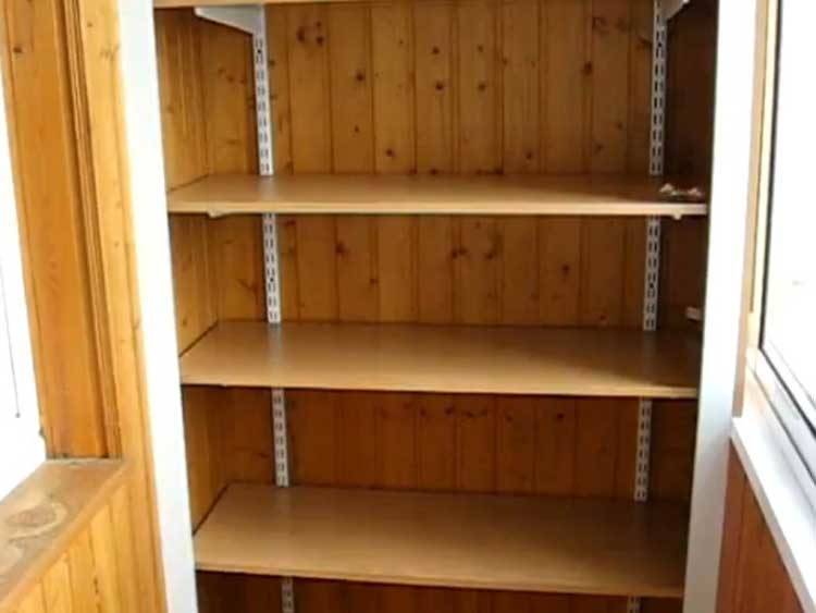 Comment faire une armoire à faire soi-même sur le balcon: idées et instructions pour assembler des meubles