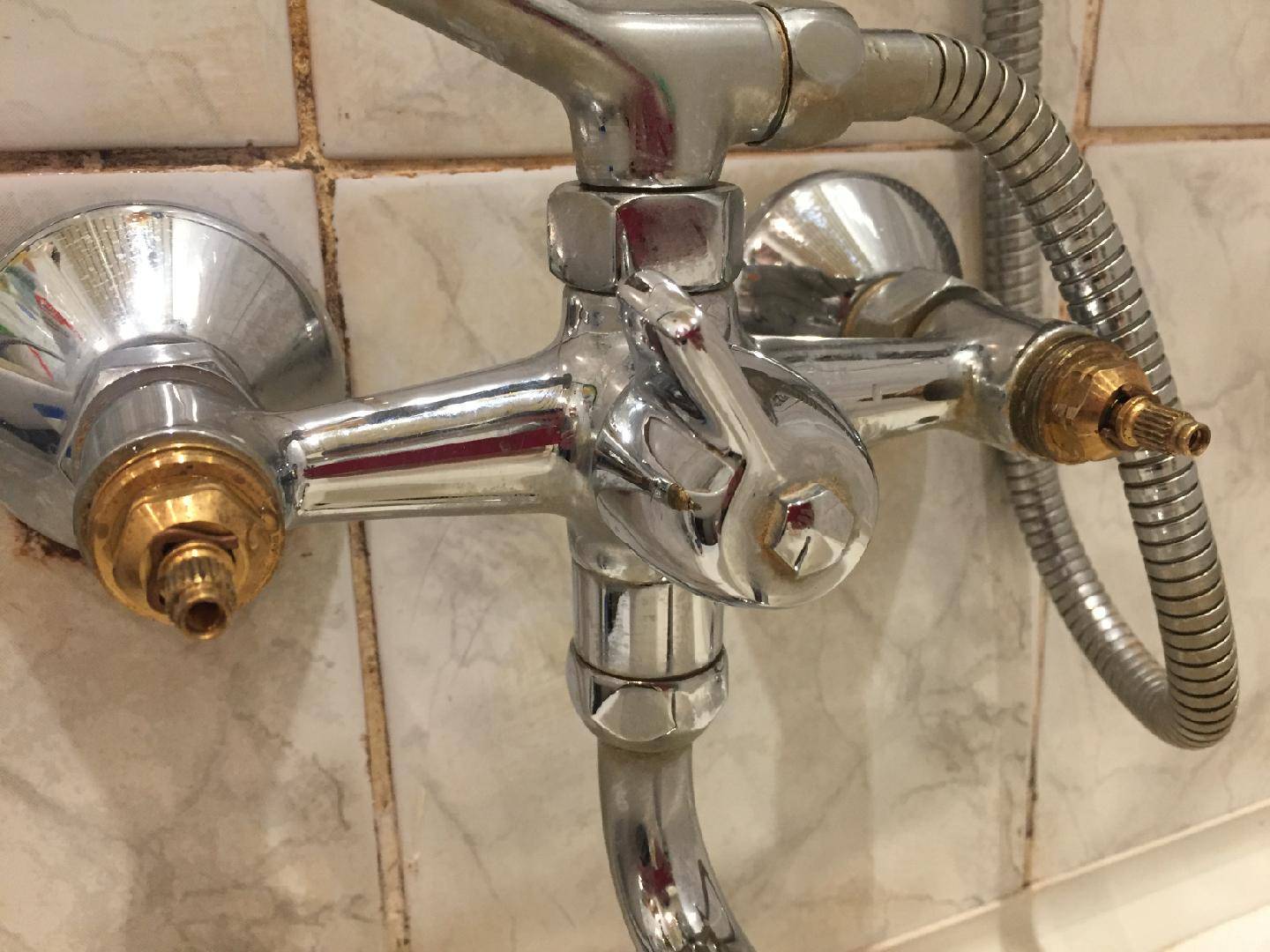 Comment changer le robinet dans la salle de bain de vos propres mains: instructions pour remplacer le robinet