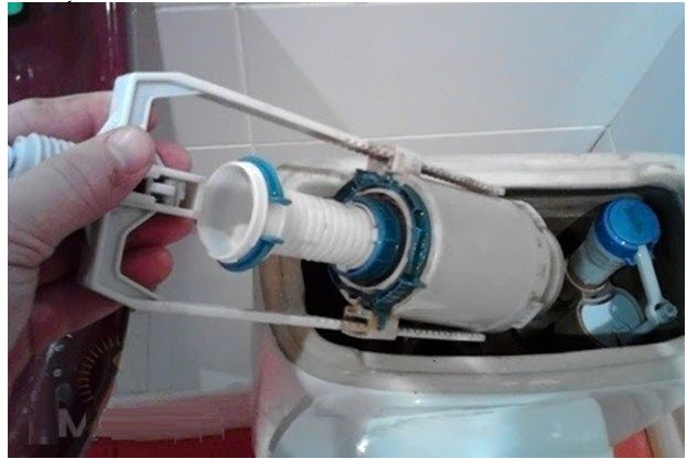 Le réservoir des toilettes fuit: que faire s'il fuit après la chasse d'eau, le réservoir des toilettes avec un bouton fuit, pourquoi il fuit, comment réparer une toilette qui fuit, comment fabriquer un réservoir