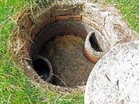 Que faire si les anneaux de la fosse de vidange coulaient: méthodes pour résoudre le problème