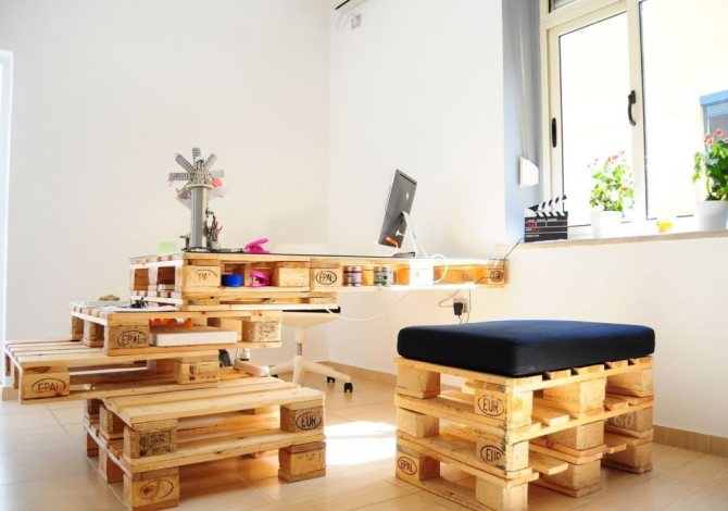 Canapé de palettes à l'intérieur: comment le faire soi-même