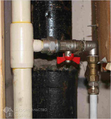 Bruit dans le tuyau de chauffage, clics, coups, clics dans les tuyaux de chauffage de l'appartement et d'une maison privée, pourquoi ils se fissurent