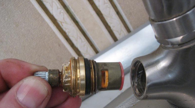 Instructions pour le démontage et le remplacement du boîtier de la grue dans le mélangeur