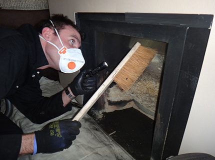 Nettoyeurs de cheminée: quelle est la meilleure façon de nettoyer la cheminée de la suie