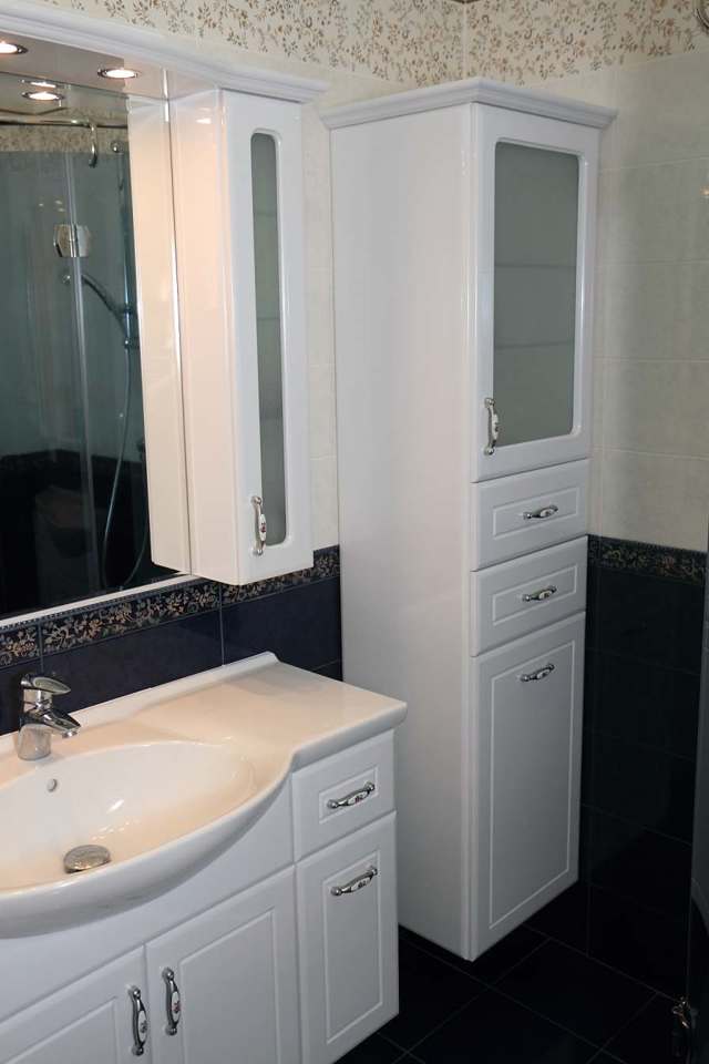 Comme il est beau de cacher tous les tuyaux de la salle de bain s'ils ne peuvent pas être «noyés»