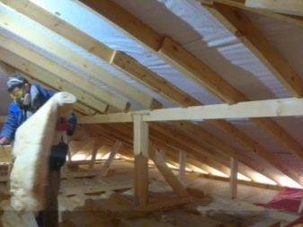 Comment isoler le plafond de la maison du côté du grenier