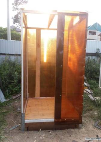 Douche d'été en polycarbonate : instructions de conception étape par étape