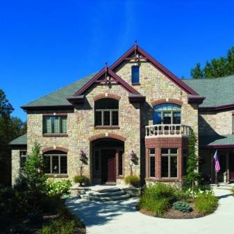 Comment recouvrir une maison en bois de l'extérieur: les meilleurs types de matériaux et leurs technologies d'installation