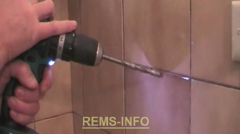 Instructions détaillées et conseils utiles pour percer des carreaux au mur : 50 photos et 3 vidéos