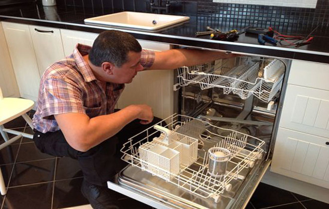 Que faire s'il y a de l'eau dans le lave-vaisselle et qu'elle ne s'en va pas: comment la vider dans une machine bosh