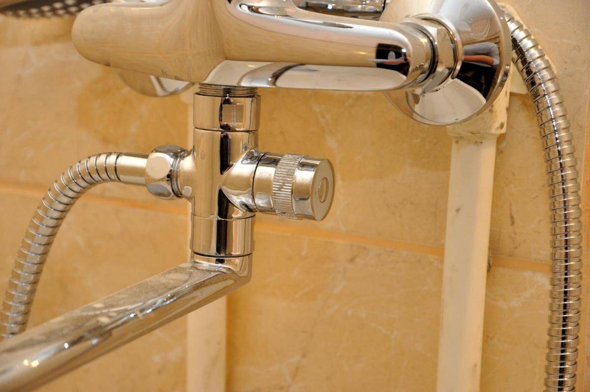 Comment installer un robinet dans la salle de bain sur le mur de vos propres mains