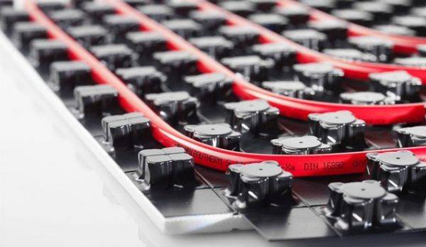 Tuyaux pour un plancher chauffé à l'eau: nous déterminons lesquels sont les meilleurs à utiliser et pourquoi