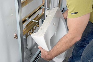 Comment fixer le lavabo de la salle de bain au mur: instructions détaillées pour la fixation