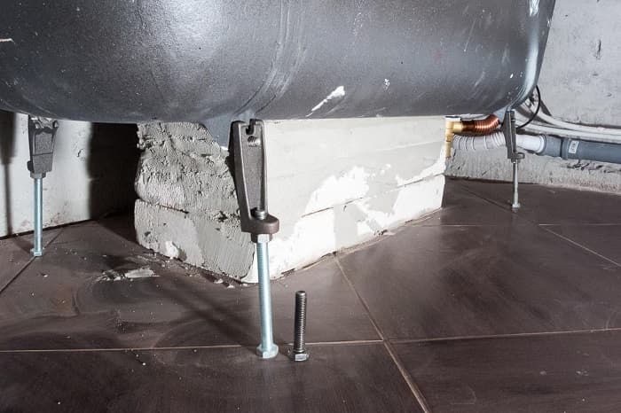 Comment installer un bain sur des briques: disposez une base et un côté en briques