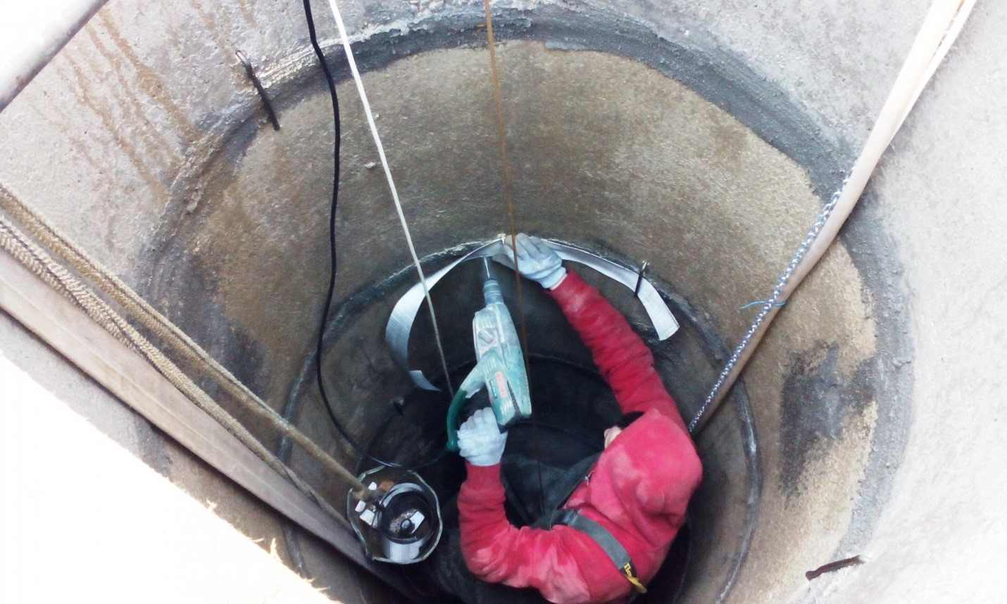 Imperméabilisation d'une fosse septique à partir d'anneaux en béton de l'intérieur à partir des eaux souterraines