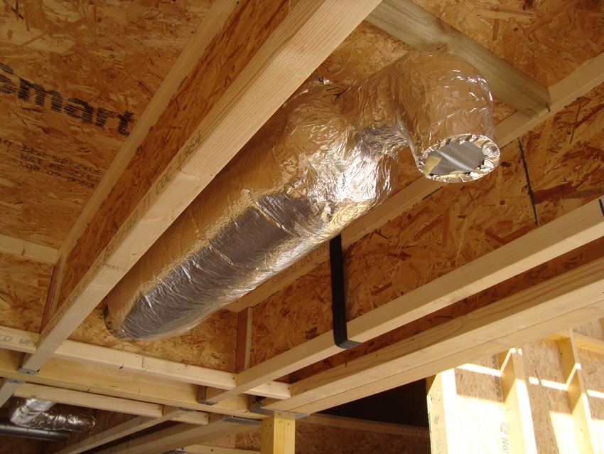 Isolation des tuyaux de ventilation : isolation de ventilation dans le grenier et le toit d'une maison privée