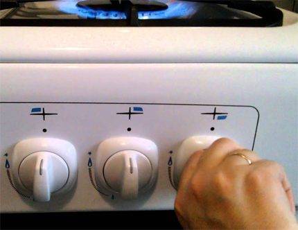 Réparation de four dans une cuisinière à gaz: que faire si cela ne fonctionne pas, s'éteint et ne s'allume pas, fume les portes et ne s'allume pas bien, devient très chaud pendant le fonctionnement?