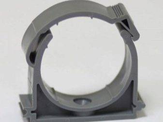 Installation d'un tuyau d'égout pour l'assainissement: nous ventilons correctement