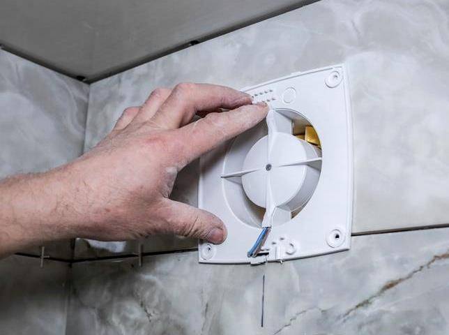 Comment choisir un ventilateur de salle de bain et le connecter à un interrupteur