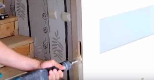 Comment installer indépendamment un loquet dans une porte intérieure: une instruction étape par étape avec une photo
