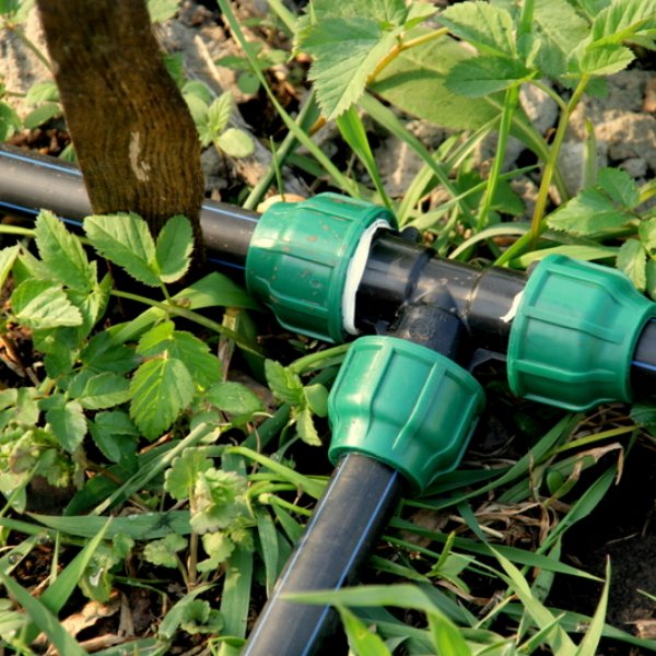 Approvisionnement en eau d'été à faire soi-même dans le pays: raccordement