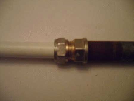 Raccordement de tuyaux en plastique à des tuyaux métalliques: une analyse des meilleures méthodes et des nuances d'installation